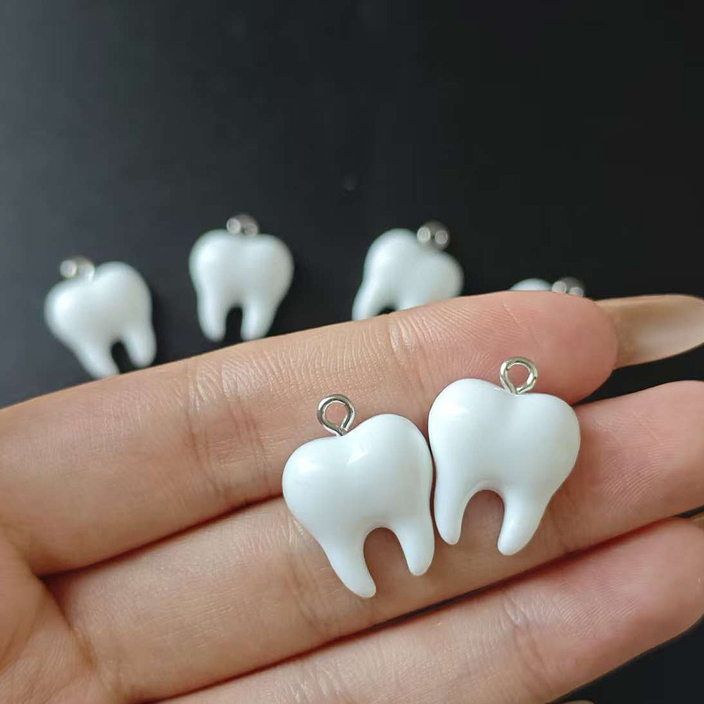 10 قطع من قلادات الأسنان الرات - مراجعة Resin Art Essentials وسعره